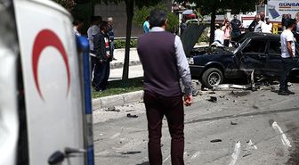 Adana'da Ambulans 3 Otomobile Çarptı: 4 Yaralı