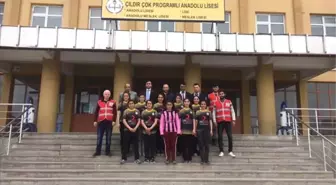 Çıldır Kızılaydan Kız Futbol Takımına Forma Hediyesi