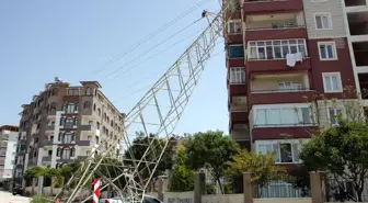 Sürücünün Çarptığı Elektrik Direği Balkonun Üzerine Yan Yattı