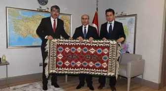 Kozan Hem'den Vali Demirtaş'a Yöreye Özgü Kilim