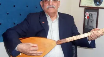 66 Yıldır Hem Çalıyor Hem Söylüyor