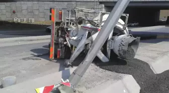 Başakşehir'de Virajı Alamayan Beton Mikseri Yola Devrildi