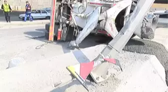 Başakşehir'de Virajı Alamayan Beton Mikseri Yola Devrildi