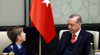 Cumhurbaşkanı Erdoğan, Koltuğunu 4. Sınıf Öğrencisi Yiğit Türk'e Bıraktı