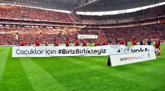 Galatasaray Sahaya 'Çocuklar İçin Biz Birlikteyiz' Pankartı ile Çıktı