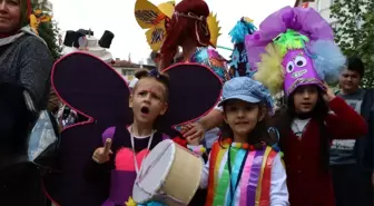 Kostümlü Veliler Çocuklarıyla 23 Nisan Yürüyüşü Yaptı