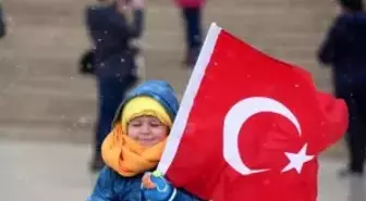 Soğuk ve Karlı Havaya Rağmen Anıtkabir'de 23 Nisan Coşkusu