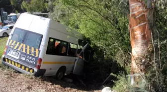 Adana'da Trafik Kazası: 1'i Ağır 13 Öğrenci Yaralı