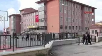 Afyonkarahisar Fen Lisesinde Tesettürlü Öğrencinin Rencide Edildiği Iddiasına Soruşturma