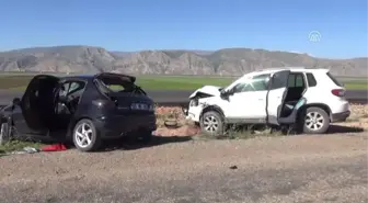 Cizre'de Iki Otomobil Çarpıştı: 1 Ölü, 5 Yaralı