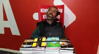 Tek Parmağına 15 Kitap Sığdırdı