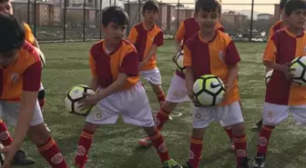 Ağrı'da Galatasaray Futbol Okulu Minikleri Sevindirdi