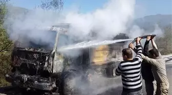 Çatalzeytin'de Seyir Halindeki Kamyon Yandı