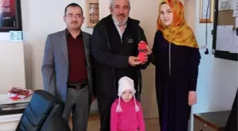 Milletvekili Nazlı'dan '30 Kuş' Şiirini Seslendiren Öğrenciye Hediye