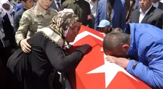 Şehit Uzman Çavuş Kürtçe Ağıtlarla Toprağa Verildi