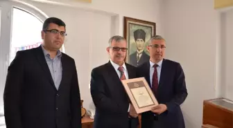 Emekli Öğretmene 'Hizmet Şeref Belgesi'