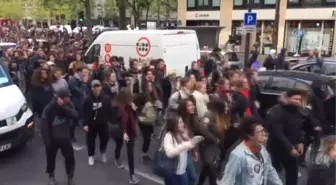 Gençler Paris'te Protesto Ediyor: 'Ne Macron Ne Le Pen'