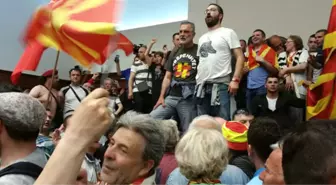 Makedonya'da Meclisi Basan Protestocular Milletvekillerini Rehin Aldı