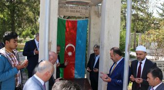 Torun Resulzade'den Ata Resulzade'nin Kabrine Ziyaret