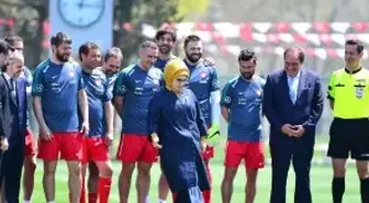 Maçın Başlama Vuruşu Emine Erdoğan'dan