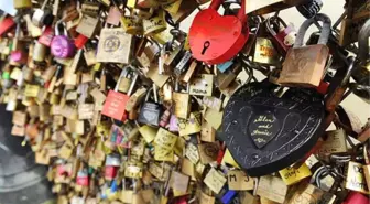 Paris Belediyesi 'Aşk Kilitleri'Ni Satıp Sığınmacıları Doyuracak