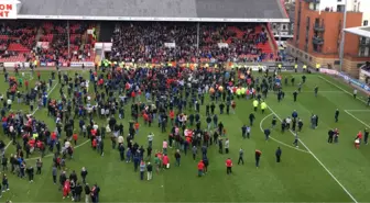 Türk Hoca Ömer Rıza'nın Takımı Leyton Orient'in Maçında Taraftarlar Sahaya İndi