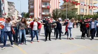 Balıkesir'de Alanda ve Balkonda Halaylı Kutlama