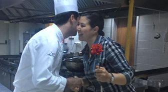Hilton Çalışan Personellerinin Bayramını Karanfillerle Kutladı