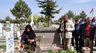 Tümiş'ten, İş Kazasında Ölen İşçinin Mezarına 1 Mayıs Ziyareti