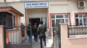 Üniversite Öğrencileri Yolda Buldukları Parayı Polise Teslim Etti