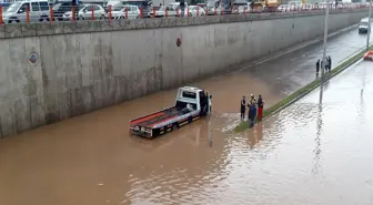 Diyarbakır'da Sağanak Yağış Hayatı Felç Etti