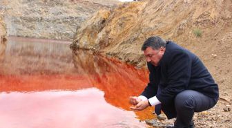 Gölet Kırmızı Renge Büründü