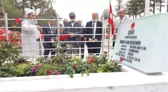 Şehit Kaymakamın Babası, Ömer Halisdemir'in Mezarını Ziyaret Etti