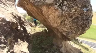 Mardin-Diyarbakır Karayolundaki Kaya Kütlesi Sürücülere Ölüm Korkusu Yaşatıyor