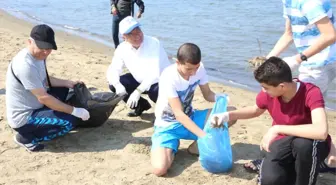 Başkan Bakıcı Pamucak Sahili'ni öğrencilerle beraber temizledi
