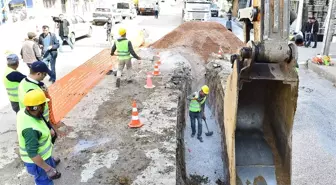 Büyükşehir'in Karabağlar'a Su Baskınlarını Önleme Yatırımı Sürüyor