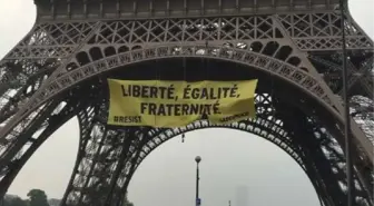 Eyfel Kulesinde Le Pen'e Karşı Afiş