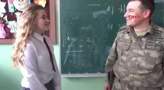 Mehmetçik Kosovalı Öğrencilerin Yüzünü Güldürdü