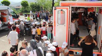 Minik Öğrenciler 'Yaşama Yol Verdi'