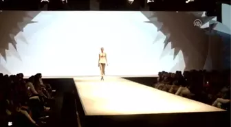 Mobilya Kumaşından Kıyafetler Defilesi