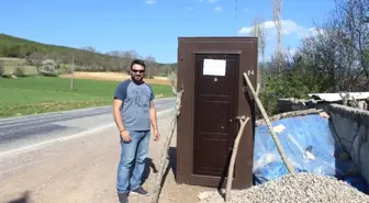 Yol Kenarında Satılık Kapı