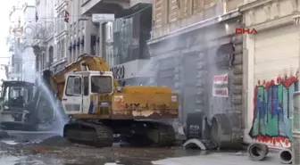 Istiklal Caddesi'nde Su Borusu Patladı