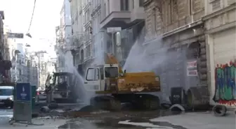 İstiklal Caddesi'nde Su Borusu Patladı