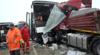 Gine'de Yolcu Otobüsü Tırla Çarpıştı