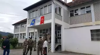 Türk Askeri Kosova'daki Köy Okulunu Onardı