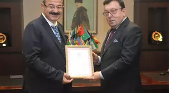 Mehmetçik Vakfından Konukoğlu'na Plaket ve Berat