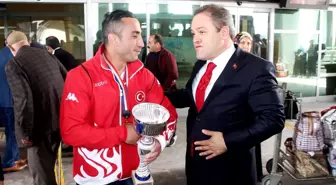 Engelleri Aşan Sporcuya Çiçekli Karşılama