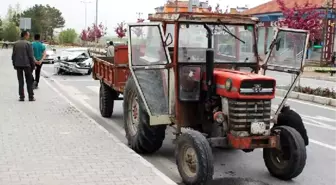 Hastane Önünde Duran Traktöre Otomobil Çarptı:  3 Yaralı