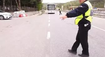 Polis, Durdurduğu Sürücülere Leblebi İkram Etti