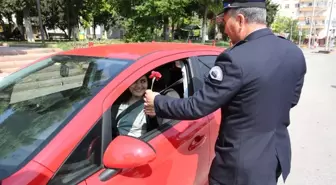 Polis, Durdurduğu Sürücülere Leblebi İkram Etti